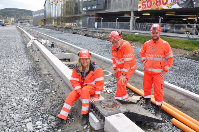 Kirstine Laukli, Tore Braaten og Thomas Holst med det spesialutviklede kjeftesluket. (Foto: Kjell Wold).