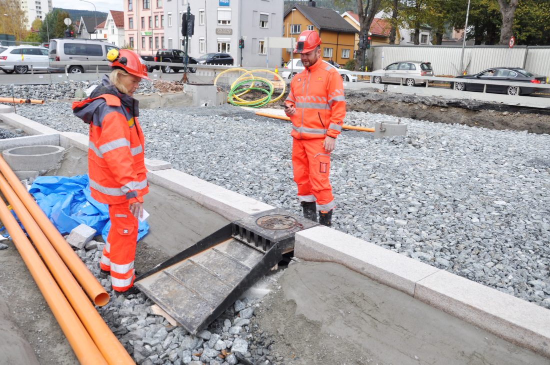 Landskapsarkitekt Kirstine Laukli (t.v.) og byggeleder Thomas Holst er spente på hvordan oppfinnelsen fungerer når veien åpner om et drøyt år. (Foto: Kjell Wold).