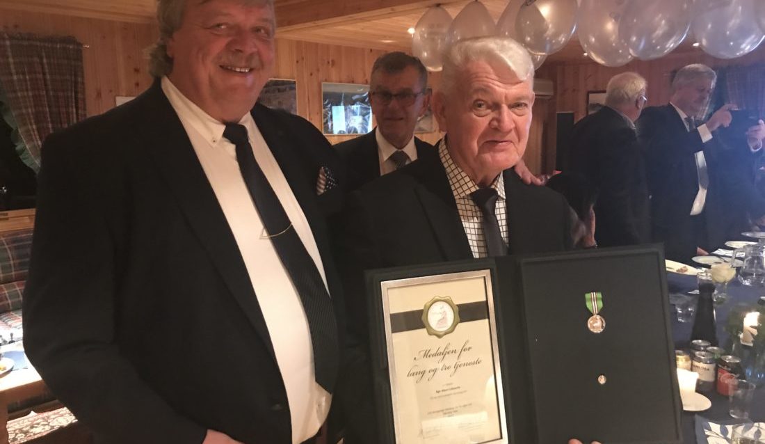 Åge Lilleseth fikk overrakt medaljen av daglig leder, bror, venn og kollega gjennom 39 år, Knut Lilleseth. (Foto: Lilleseth Kjetting).