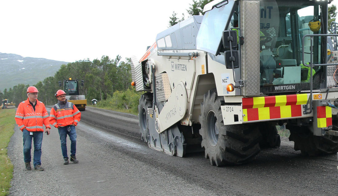 Byggledere Geir Johnsen og Kåre Nygård fra Statens vegvesen reginon nord følger arbeidet. (Foto: NCC).