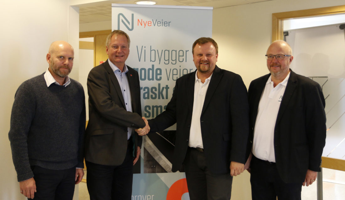 Fra venstre: prosjektleder Neal Nordang (Veidekke), administrerende direktør Dag Andresen (Veidekke), prosjektdirektør Øyvind Moshagen (Nye Veier) og utbyggingssjef Jarle Kristian Tangen (Nye Veier).