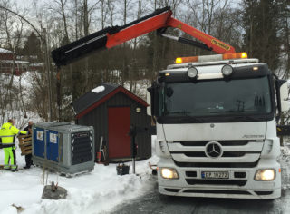 LEVERING: Løftes på plass med kran. (Foto: Pumpe-Service AS)