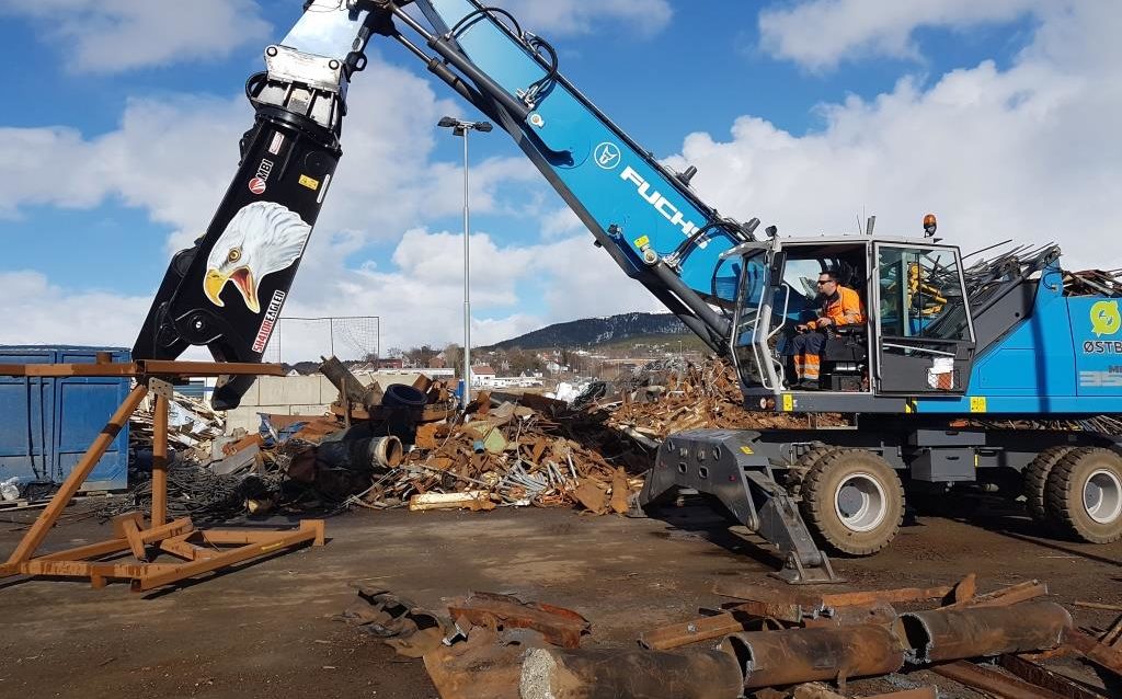TØFF I KJEFTEN: Stålsaksa som til daglig går på en Fuchs ML 350 hos Østbø AS i Fauske, biter godt fra seg. (Foto: Skjetne Maskin).