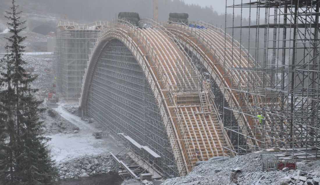 Det er store dimensjoner på buene; 20 meter høye, 4,4 meter brede og 1,65 meter tykke. (Foto: Kjell Wold).