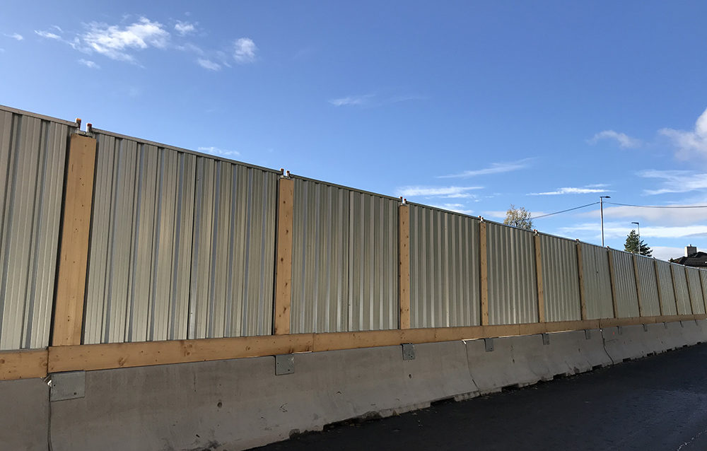 Et nytt betongfeste skal gjøre det enklere å feste tette byggegjerder til betongfundament på en sikker måte. (Foto: Garda Anleggsikring).