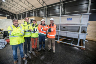 Holten Easy B6 automatisk blandenlegg. F.v. Tassilo Heinrich og Anton M. Lindner i Holten, Erik Abrahamsen i Øveraasen, Joakim Monsen og Thomas Hedberg i Peab.