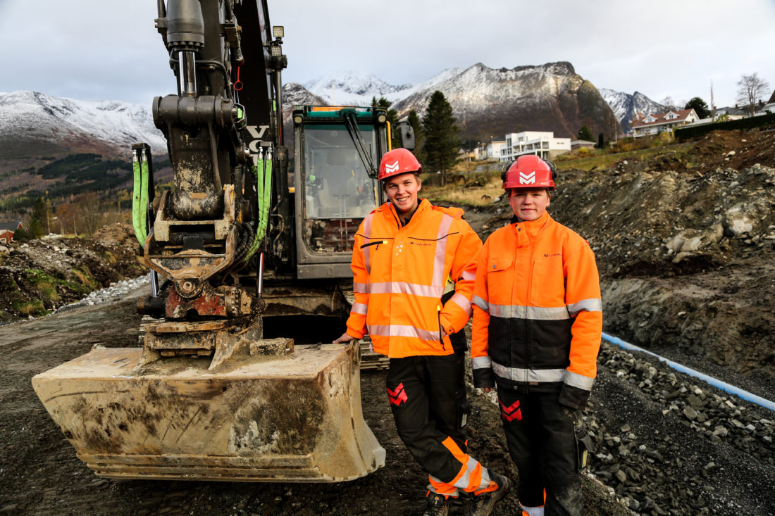 Lærlingene Eivind Dimmen (t.v.) og Werner Riksheim har det som plommen i egget hos Volda Maskin. (Foto: Runar F. Daler).