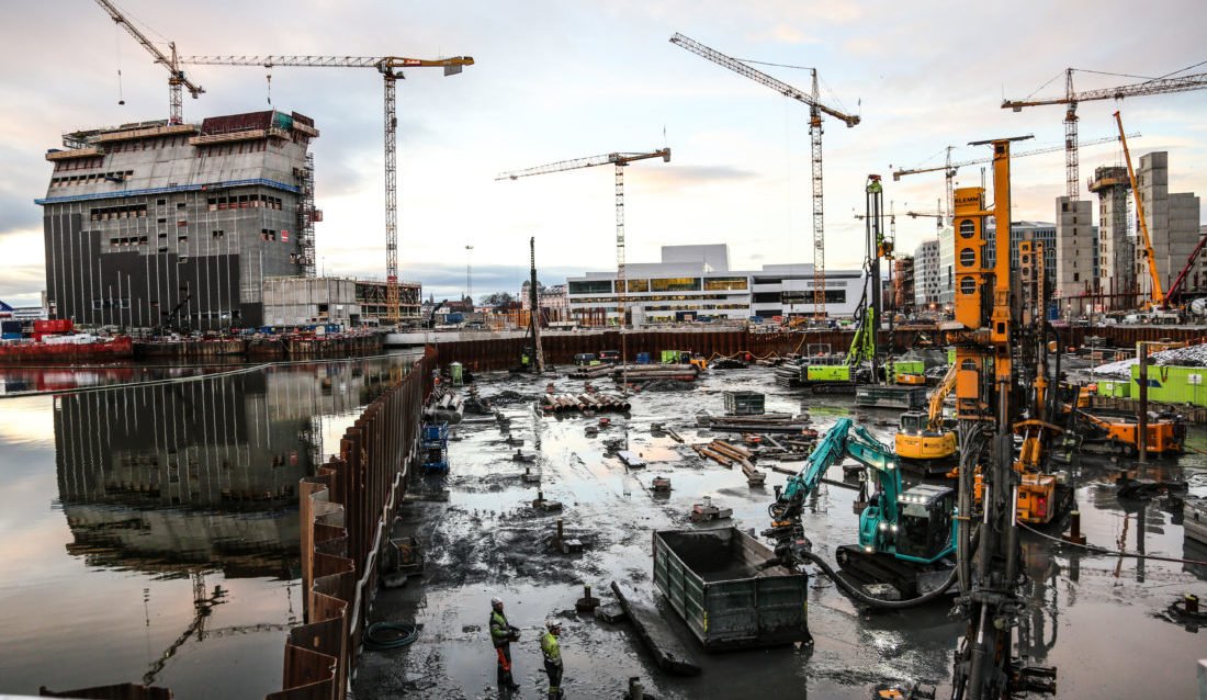 Her, på en av Norges mest eksklusive tomter, med landets kanskje mest krevende byggegrunn, skal ni bolighus med totalt 215 leiligheter bygges. (Foto: Runar F. Daler).