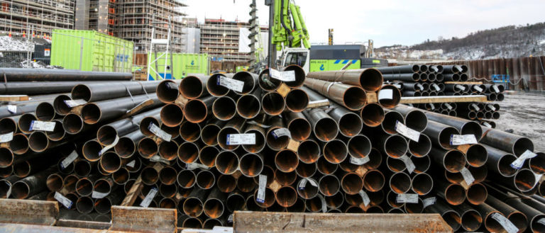 Dette er foringsrørene, som er fra 168 mm til 324 mm i diameter og kommer i lengder på åtte meter er 8 meter lange. (Foto: Runar F. Daler).