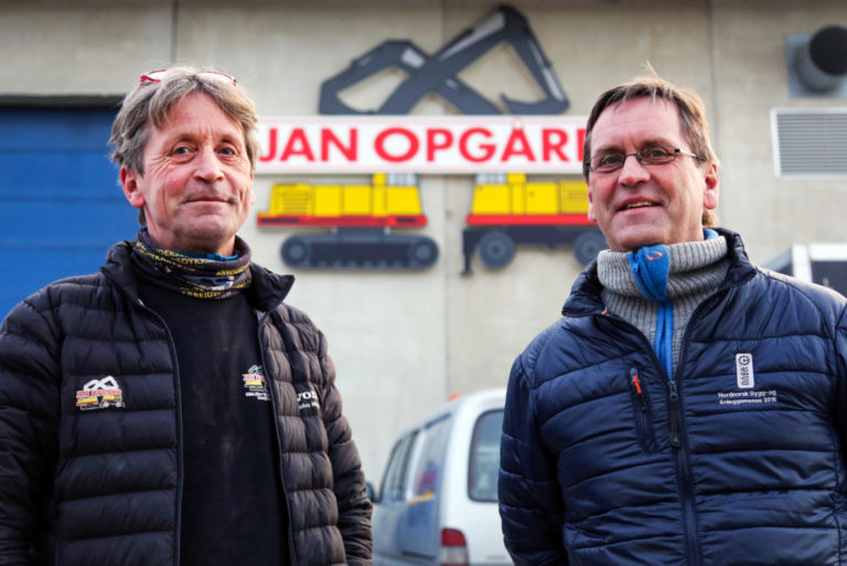 LÆRLINGFOKUS: Brødrene Bjørnar (t.v.) og Jan Erik Opgård går inn i en usikker periode og må kanskje ty til permitteringer, for første gang siden 1999. Likevel satser de videre på lærlinger. (Foto: Runar F. Daler).