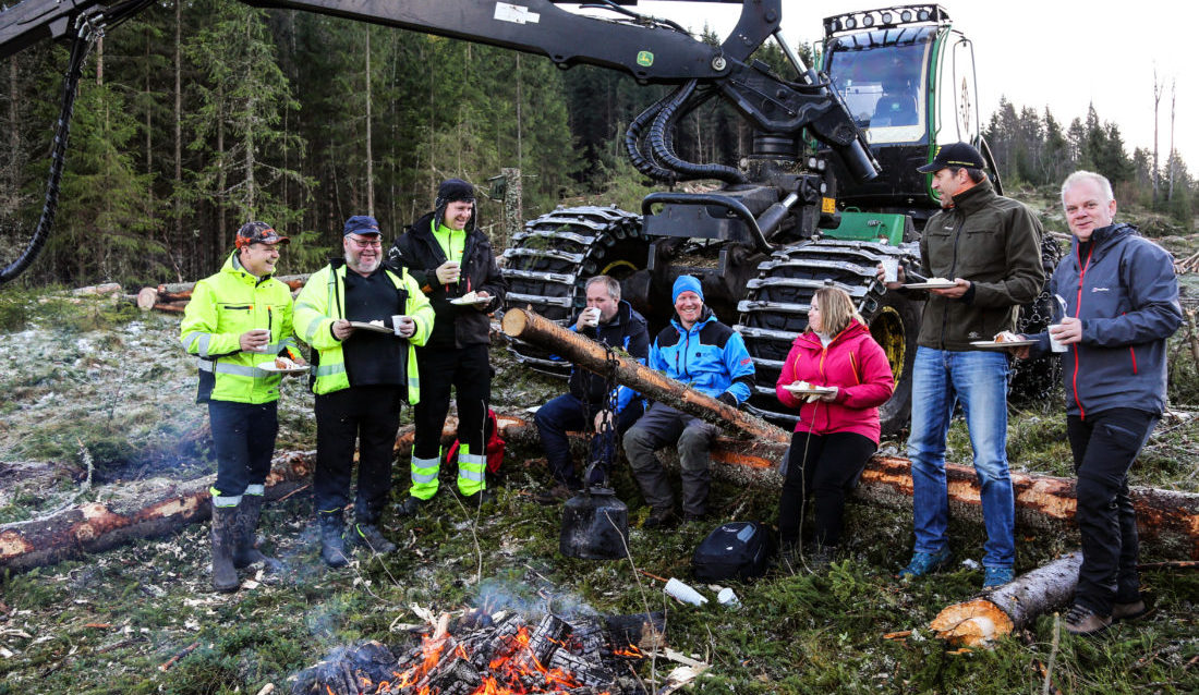 Det var en trivelig markering ute i skogen med bål, kaffe og marsipankake. Fra venstre: Trond Bang, Jonn Roger Lie, Bjørn Magnar Løkkeberg og Lars Ragnvald Tveitan (alle fra Tveitan & Bang Tynningslag), Christer Sandum (Fritzøe Skoger), Tove Anita Tveitan (Tveitan & Bang Tynningslag), Bjørn Lauritzen (MEF) og Jonny Korsnes (MEF). (Foto: Runar F. Daler).