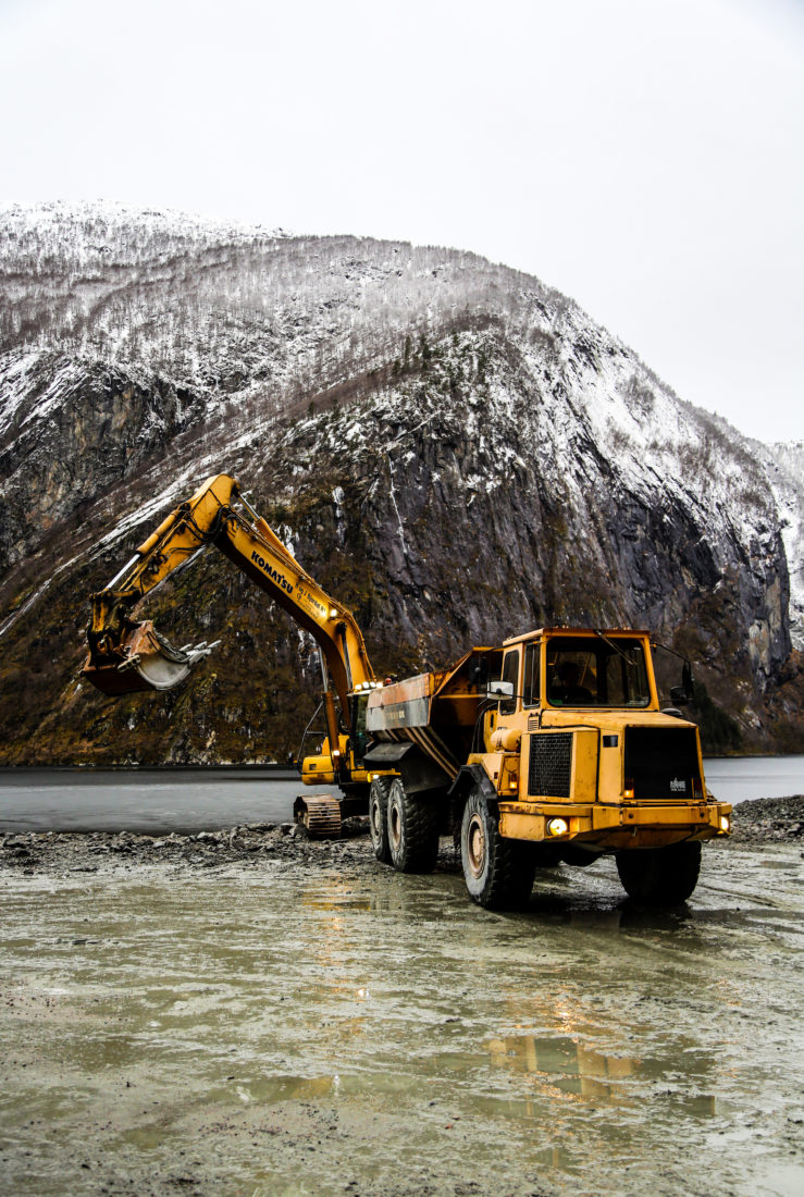 Vanligvis blir sprengstein på Vestlandet bare lempet ut i den brådype fjorden. På dette prosjektet blir derimot noe av overskuddsmassene brukt til lokale formål. (Foto: Runar F. Daler).