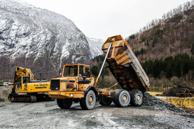 Massene fra tunnelen går bl.a. med til å fylle ut totalt 30 mål til landbruksformål i nærheten. (Foto: Runar F. Daler).