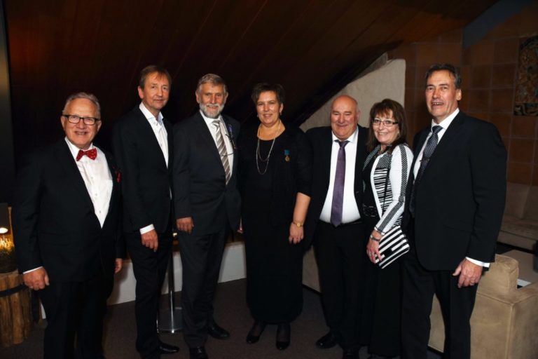 Medarbeidere med lang fartstid omkranset av ledelsen i Råde Graveservice. Fra venstre: Styremedlemmene Kjell A. Jacobsen og Petter Åsheim, anleggsleder Yngvar Olsen, 35 års tjeneste, sekretær Hilde Brevik, 30 års tjeneste og MEF-medalje i gull, maskinfører Arild Berg, 40 års tjeneste, økonomisjef Gerd Nilsen og administrerende direktør Terje Andersen. (Foto: Odd Borgestrand).