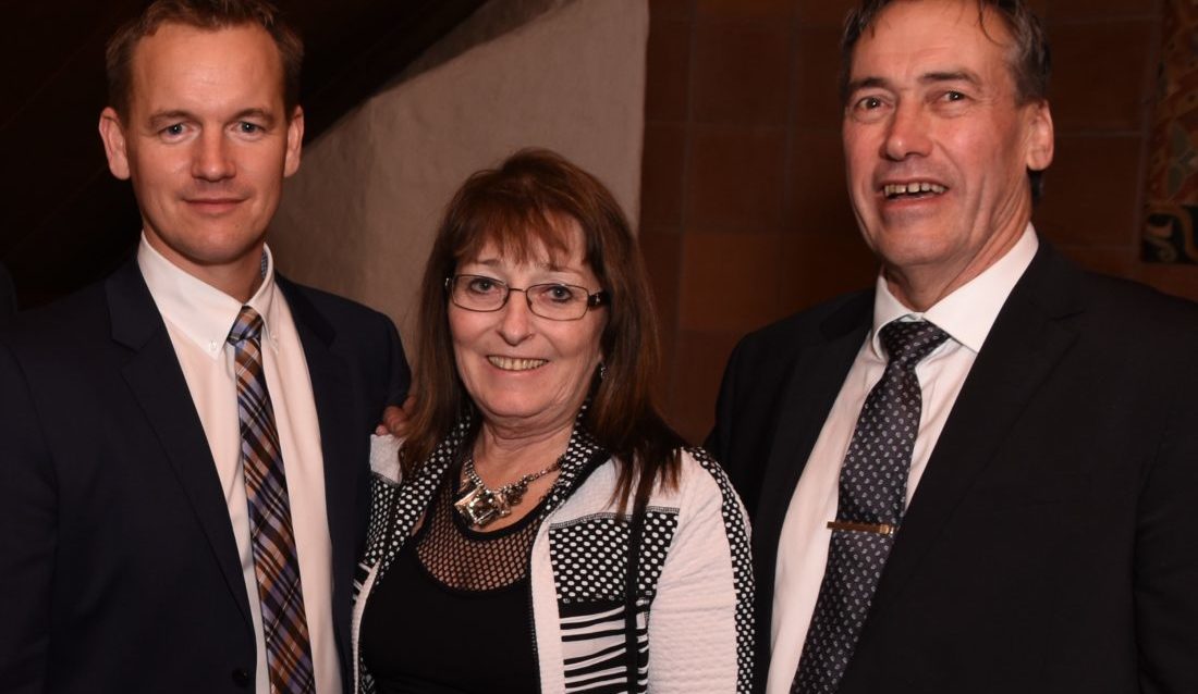 Den nye ledertrioen i Råde Graveservice. Fra venstre: Daglig leder Knut Magnus Hvidsten, økonomisjef Gerd Nilsen og administrerende direktør Terje Andersen. (Foto: Odd Borgestrand).