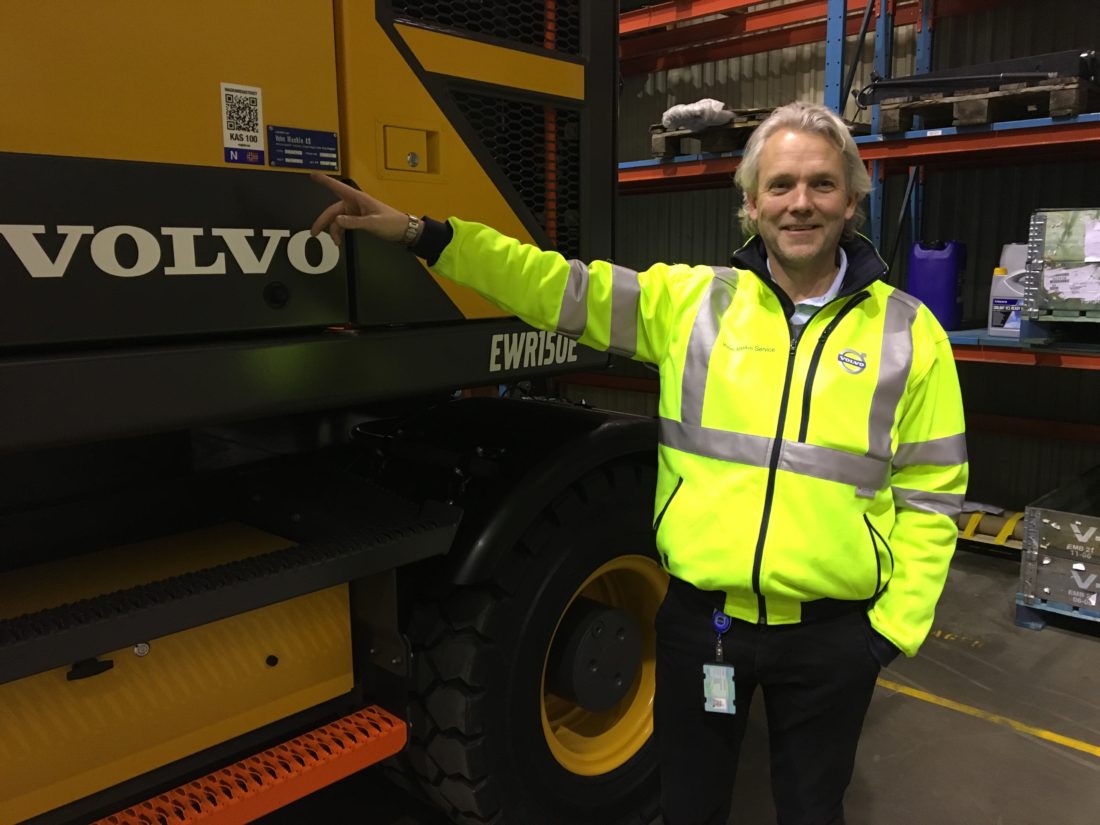 Gunnar Thorud, adm. dir. Volvo Maskin AS, med en av de første Volvo-maskinene med kjennemerke. (Foto: MGF).