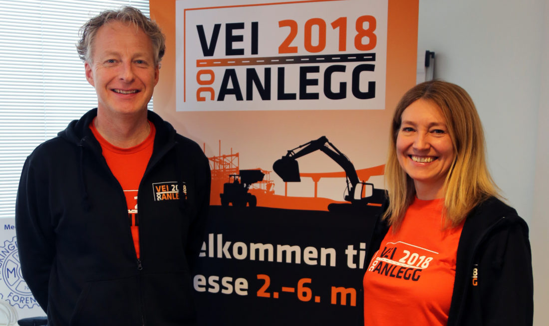 Fagsjef Njål Hagen og direktør Tone Lindberg Grøstad i Maskingrossisternes Forening (MGF) kan rapportere om et forrykende salg av anleggsmaskiner og et rekordstort Vei og Anlegg. (Foto: Runar F. Daler).