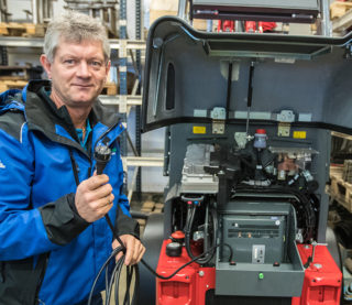 – Nyeste versjon av Weidemann elektrisk laster har innebygget lader. Sett kontakten rett i veggen, sier Per Gunnar Holmgren.