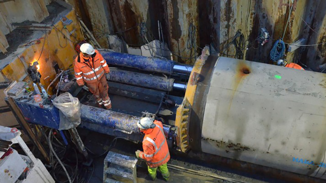 Tunnelering er en av NoDig-metodene som kan benyttes under veier, jernbane, elver, bygninger, koller, flyplasser, hage- og parkområder og fyllinger. Miljøgevinsten er stor, men hvor stor er den egentlig? Det vil en doktor i NoDig kunne svare på etter fullført studietid. (Foto: Odd Borgestrand).