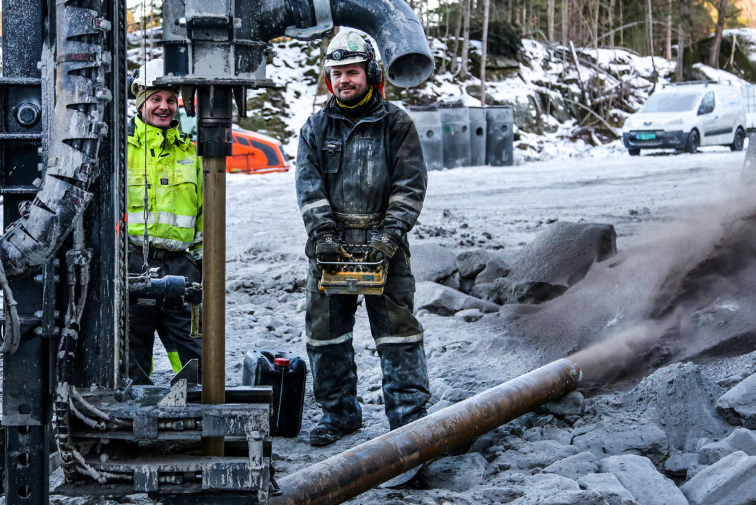 Brønnborerne Espen Andreassen (t.v.) og Jan Erik Pedersen fra Sørlandet Brønnboring borer enda et hull i det som blir Sørlandets (foreløpig) største brønnpark. (Foto: Runar F. Daler).