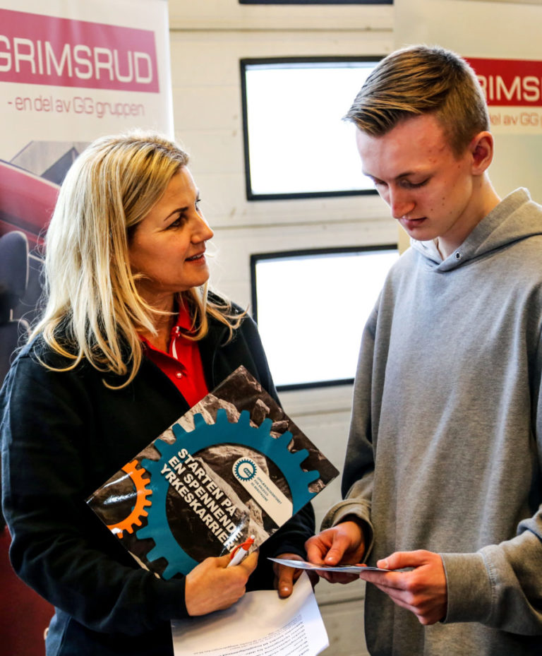 INTERESSERT: Opplæringsansvarlig hos Leif Grimsrud AS, Line Merethe Engh snakker med VG1-elev Daniel Andersen (16), som er ganske sikker på at han vil videre på anleggsteknikk. (Foto: Runar F. Daler).