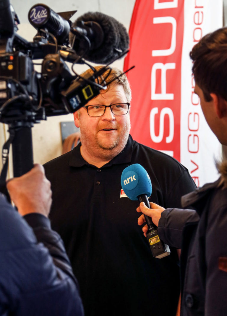 I RAMPELYSET: Minimessa fikk god oppmerksomhet, også i media. Her blir Morgan Walther fra Leif Grimsrud intervjuet av NRK TV. (Foto: Runar F. Daler).