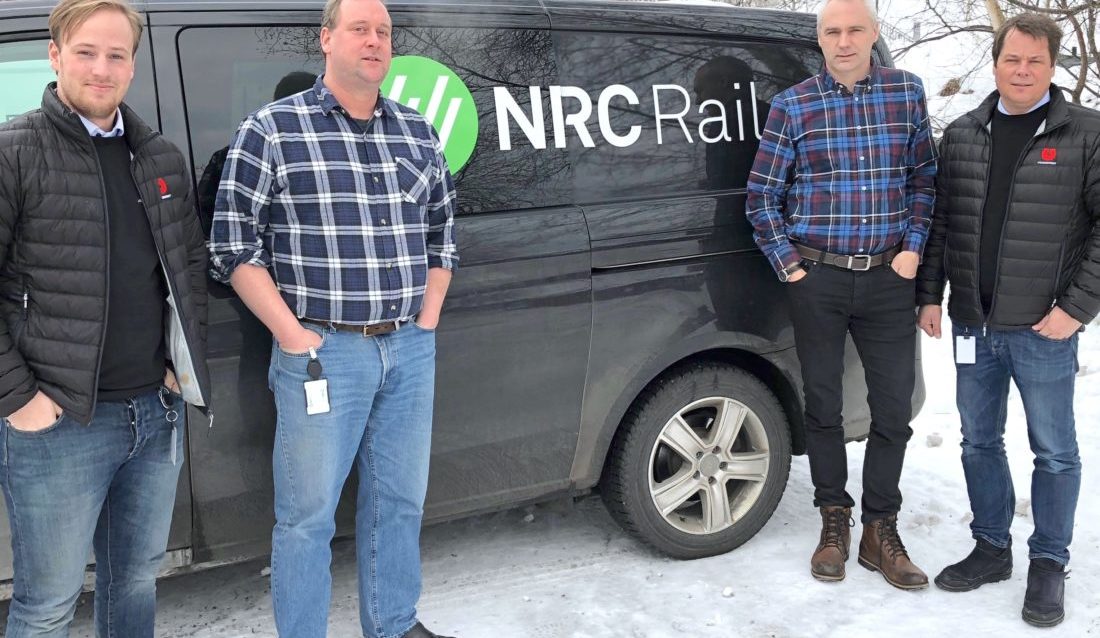FORNØYD KVARTETT: Marius Johansen(t.v.) i Utleiesenteret AS, Per Karlsson og Hans Olav Hjartsjø i NRC Rail og Morten Dahl i Utleiesenteret AS kan se fram til et tett samarbeid i tiden som kommer etter at de nylig signerte en omfattende rammeavtale. (Foto: Utleiesenteret).