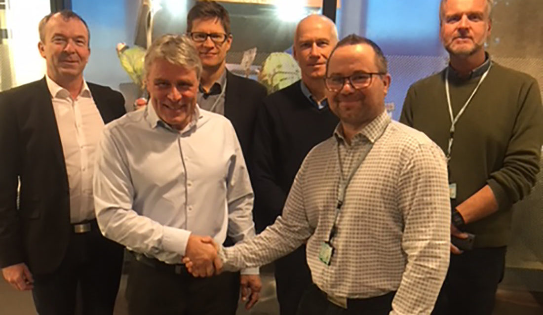 Fra signeringen: Foran fra venstre: Tore Sætren, styreleder Løiten Allmenning og Hans Petter Johannessen, DK-sjef Skanska Industrial Solutions Bergmateriale. Bak fra venstre: Per Ola Karlsson, Business Developer Skanska Industrial Solutions Nordic, Gunnar Garred, advokat Skanska Norge, Endre Jørgensen, daglig leder Løiten Allmenning, Stig Lindland, adm. dir. Skanska Industrial Solutions Norge. (Foto: Skanska).