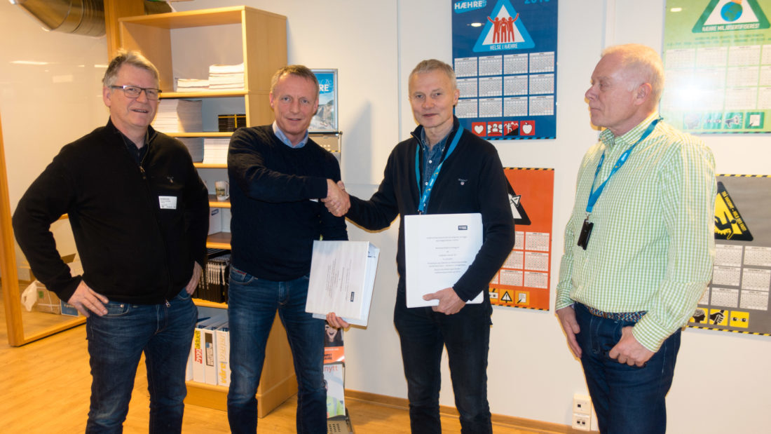 Fra venstre: Ole Oskar Torgunrud (Veidekke), Terje Olsen (Veidekke), Knut Harstad (BetonmastHæhre Anlegg AS) og Ketil Sahlen (BetonmastHæhre). (Foto: Veidekke).