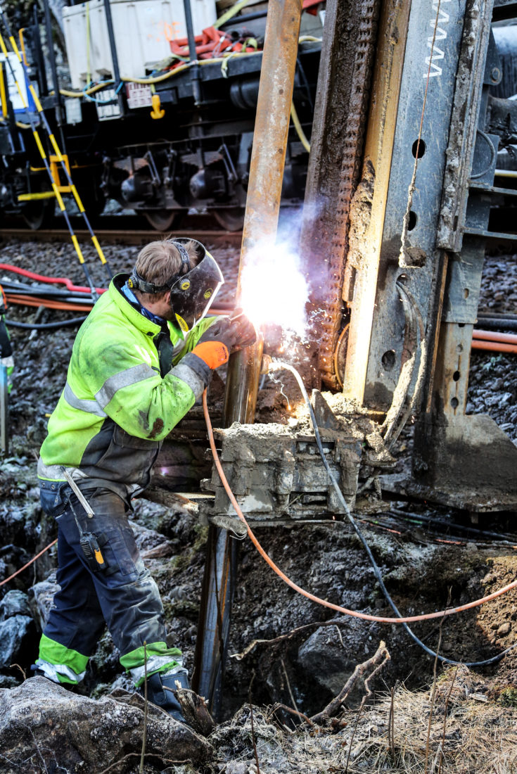 SVEISING: Når stålrøret er nesten helt nede i grunnen, sveises det på et nytt rør, slik at totallengden blir seks meter. (Foto: Runar F. Daler).