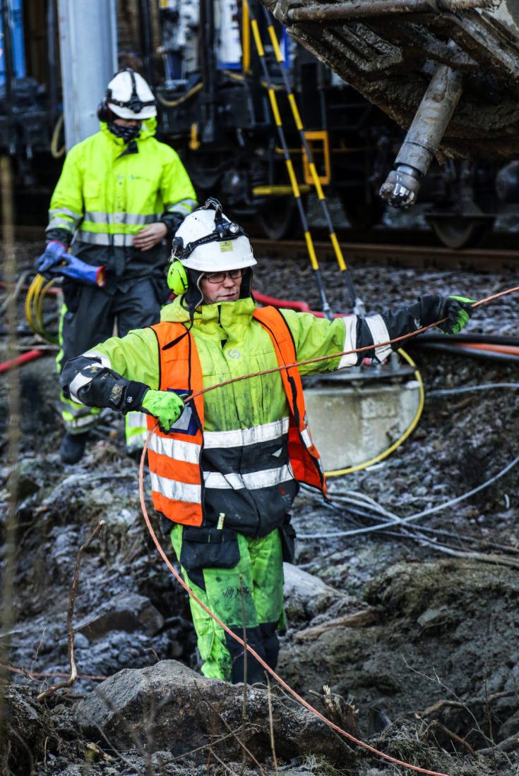 JORDING: Elektriker og hovedsikkerhetsvakt Carl Enger med kobberledningen – selve jordingskabelen – som han skal tre ned i hullene som bores. (Foto: Runar F. Daler).