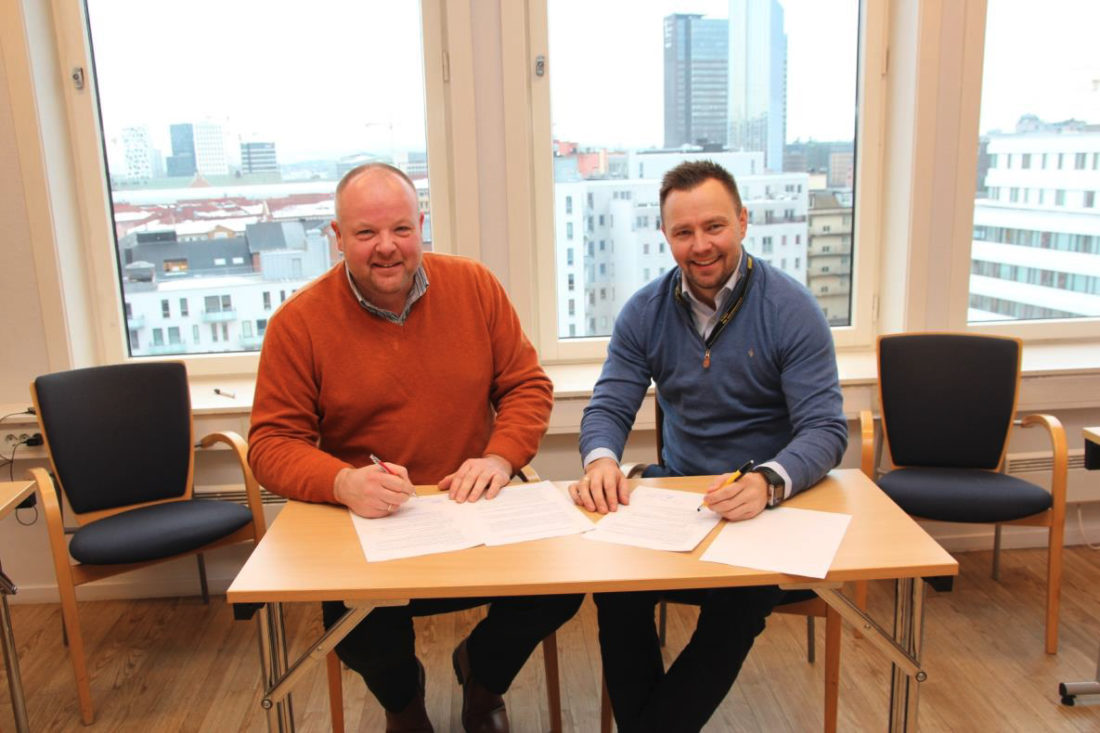 Garda Sikring ved Johan Aas (f.v.) signerer samarbeidsavtale med Stanley Security ved Thomas Magnussen. (Foto: Garda Sikring AS).