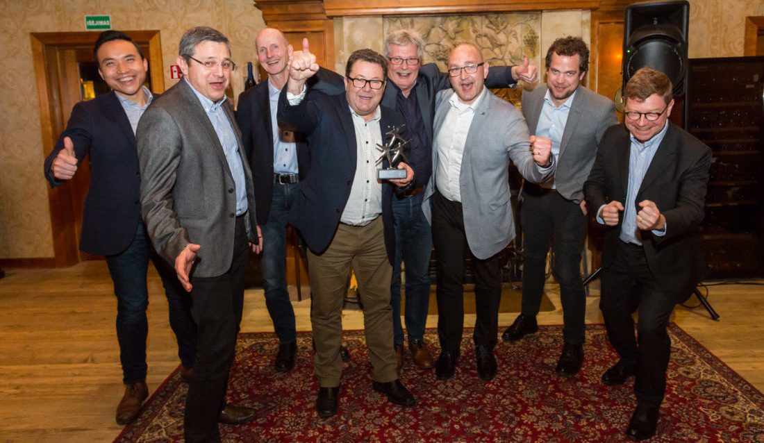 I SEIERSRUS: Fra venstre: Aryo Kattang (innkjøper), Jean Rouault (salgssjef Manitou Nord-Europa), Thor Tveter (salgssjef Manitou Norge), Kai Paulshus (adm. dir.), Owe Hegre (key account), Ilmars Nartish (adm.dir. Norden/Baltikum). Andreas Corwin (ettermarkedssjef) og Laurent Bonnaure (markedssjef Maniotu). (Foto: Hesselberg Maskin).