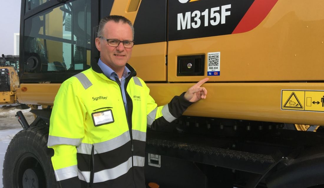 Erik Sollerud, adm. dir. Pon Equipment, med en registrert Cat-maskin. (Foto: Pon Equipment).