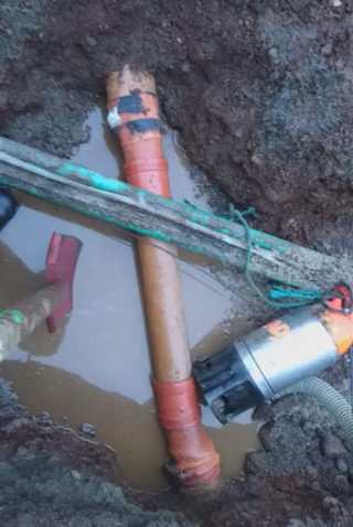 Dette er fra den andre graveskaden i dommen mot Telenor. Her har stikkrenna blitt skadd når Telenors kabel har blitt lagt ned. (Foto: Statens vegvesen)