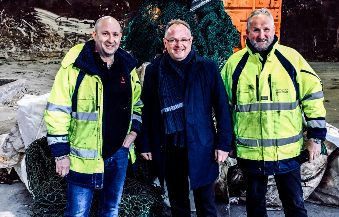 SAMMEN MOT HAVAVFALL: Fiskeriminister Per Sandberg, flankert av brødrene Roger (t.v.) og Thor Hurlen, som driver Sunn-Trans AS. (Foto: Sverre Huse-Fagerlie).