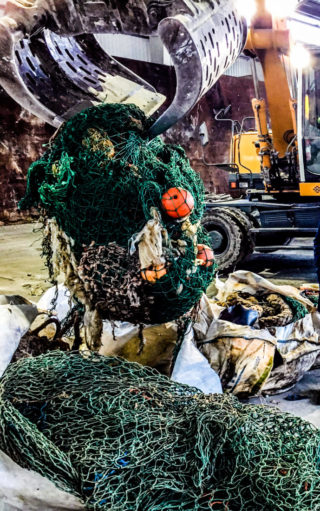 IKKE BARE FISK I GARNET: Fiskeflåtene drar opp mye avfall sammen med fisken, hovedsakelig not, tauverk og garn. «Fishing for litter» (FFL) skal bidra til å redusere mengden avfall i havet. (Foto: Sverre Huse-Fagerlie).