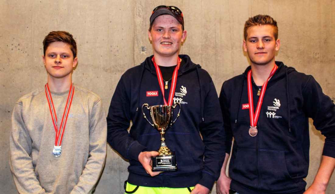TOPP 3: Nyslått norgesmester Tor Eivind Kristiansen, flankert av Torstein Kolle (t.v.) på andre plass og Gisle Gravdal (t.h.) på tredje. (Foto: Henning Olsen, Solør vgs.).