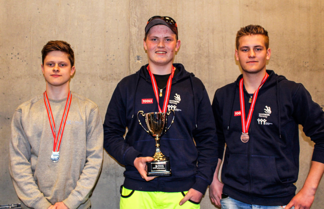 TOPP 3: Nyslått norgesmester Tor Eivind Kristiansen, flankert av Torstein Kolle (t.v.) på andre plass og Gisle Gravdal (t.h.) på tredje. (Foto: Henning Olsen, Solør vgs.).