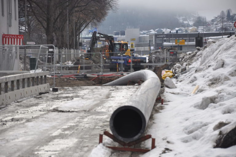 160 meter av denne er nå lagt i bakken uten graving. (Foto: Kjell Wold).