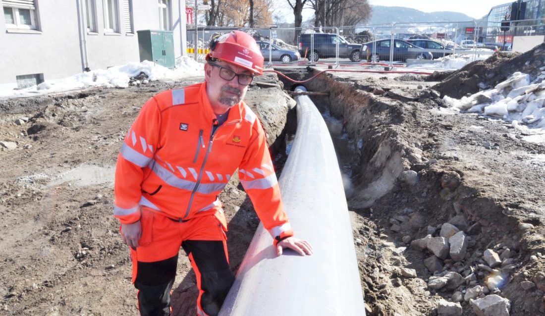 Kontrollingeniør Thomas Gienke i Statens vegvesen har hatt styr på boringen. (Foto: Kjell Wold).