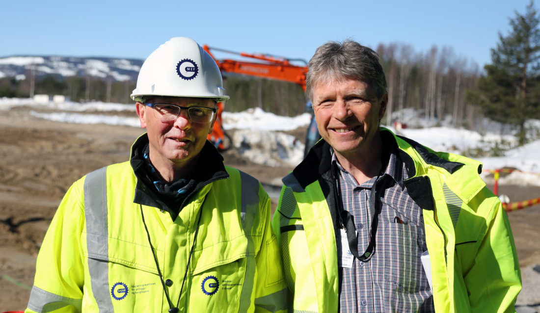 Fra venstre: Edvard Rustad fra Opplæringskontoret for Anleggs- og bergfagene (OKAB) og Henning Olsen, avdelingsleder ved Solør videregående skole. (Foto: Runar F. Daler).
