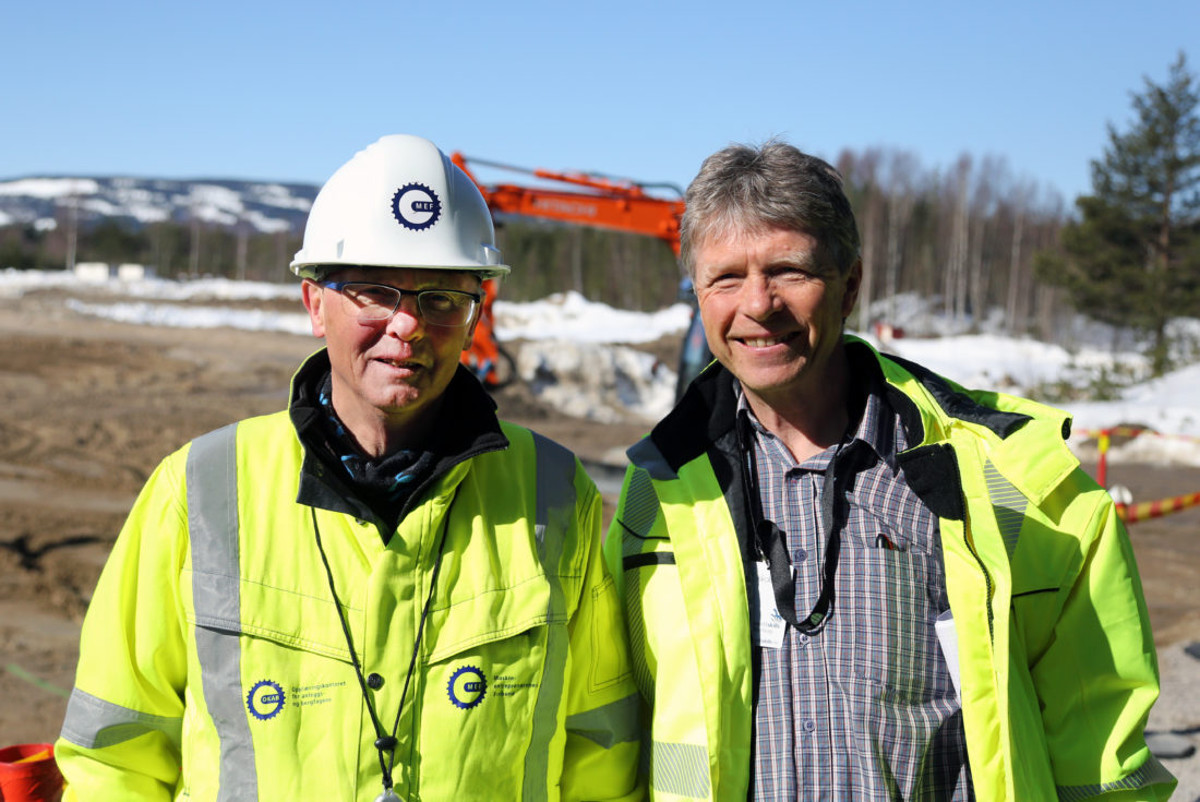 Fra venstre: Edvard Rustad fra Opplæringskontoret for Anleggs- og bergfagene (OKAB) og Henning Olsen, avdelingsleder ved Solør videregående skole. (Foto: Runar F. Daler).