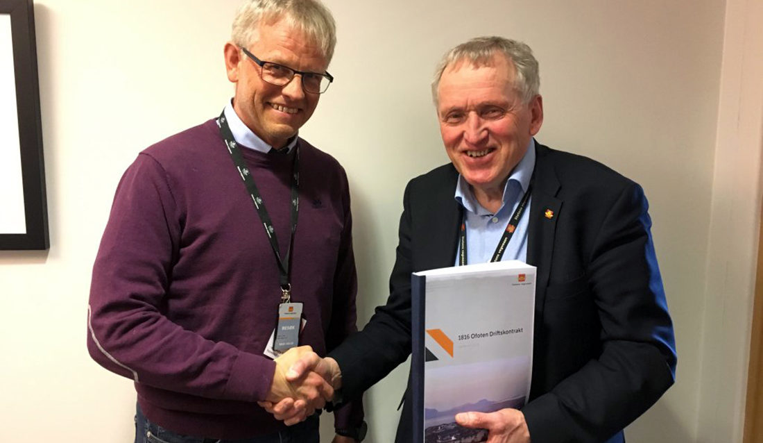 Fra venstre, Lars Reitan, daglig leder i Svevia Norge AS, og Torbjørn Naimak, regionvegsjef i Statens vegvesen Region nord. (Foto: Statens vegvesen).