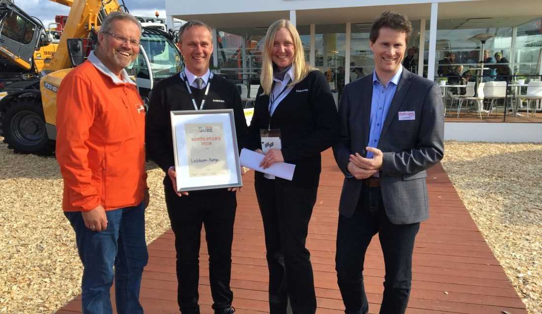 Beste stand på Vei og Anlegg 2018 ble Liebherr-Norge. Fra venstre: juryleder Rune Østby Hansen (X Meeting Point), Håkan Nyhaugen (Liebherr-Norge), Corinna Keddeinis (Liebherr-Norge) og Arve Brekkhus (Byggeindustrien). (Foto: MGF).