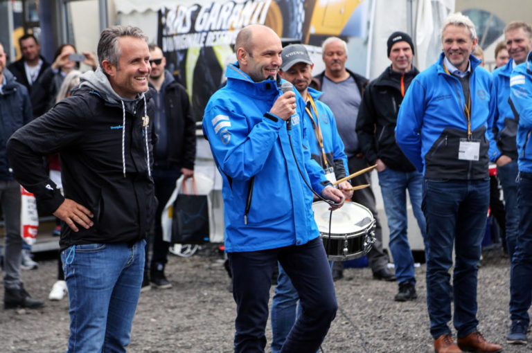 Bjørn Risa og David Kristianslund følger spent med på avdukingen av den gullfargede Volvo EC220EL. (Foto: Runar F. Daler).