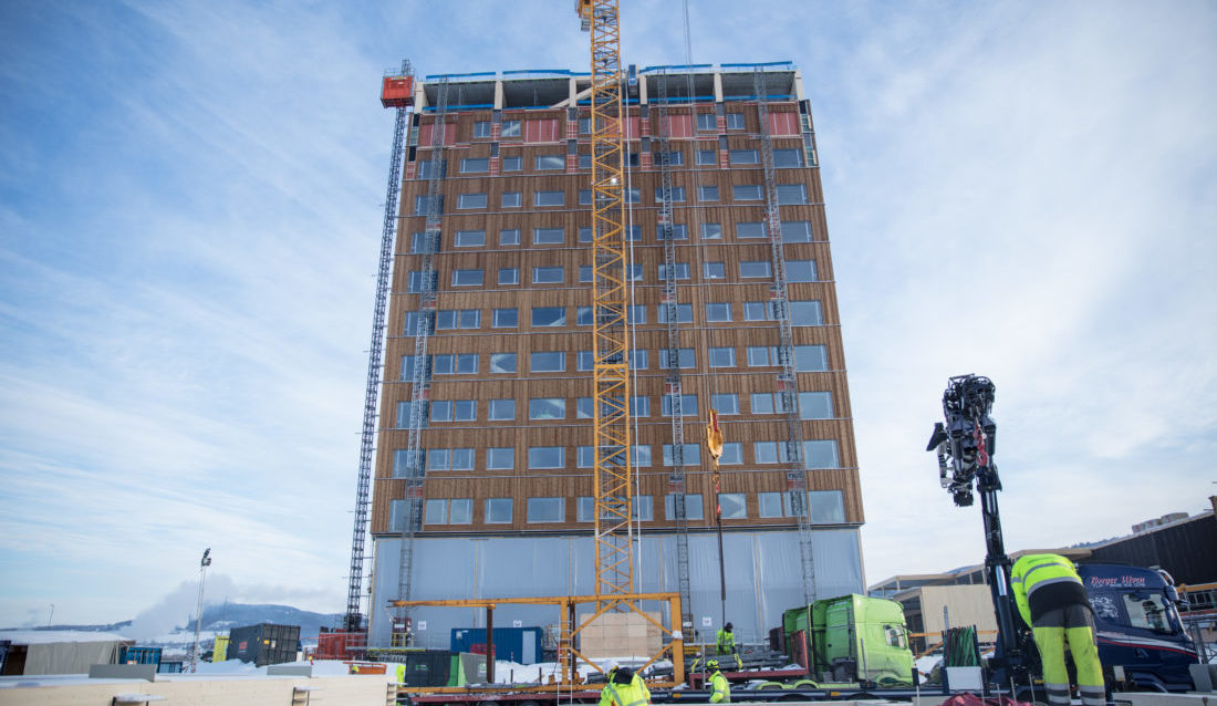 Mjøstårnet blir verdens høyeste trehus når det står ferdig i 2019. (Foto: Jens Haugen/Anti).
