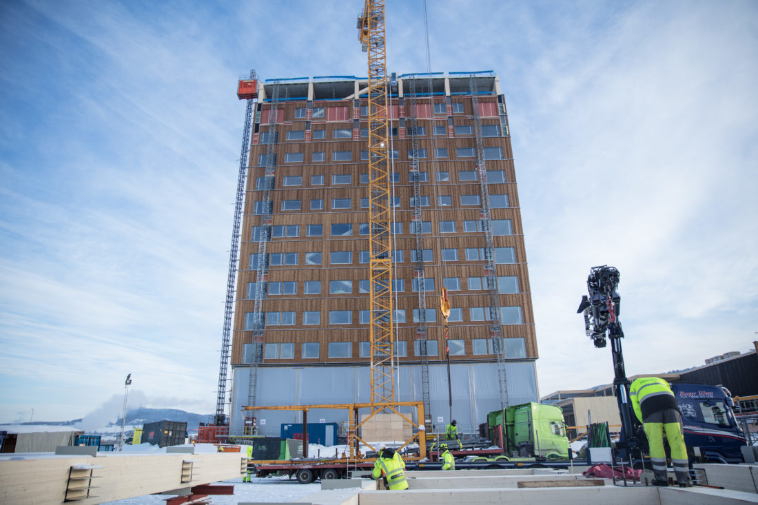 Mjøstårnet blir verdens høyeste trehus når det står ferdig i 2019. (Foto: Jens Haugen/Anti).