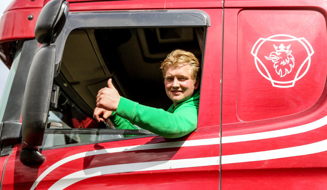 I SITT RETTE ELEMENT: Knut Andreas Støle (32) har vært nesten 11 år i Buskerud Graving og Transport AS, og han trives som plommen i egget. At han er døv, er sjelden noe tema. (Foto: Runar F. Daler).