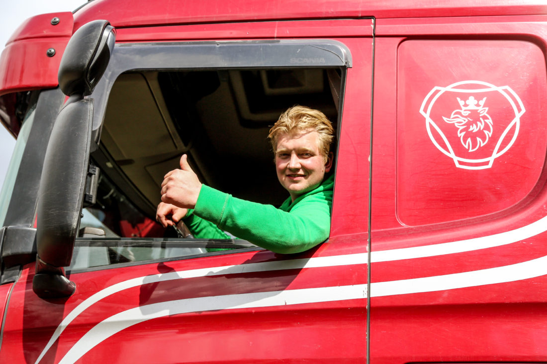 I SITT RETTE ELEMENT: Knut Andreas Støle (32) har vært nesten 11 år i Buskerud Graving og Transport AS, og han trives som plommen i egget. At han er døv, er sjelden noe tema. (Foto: Runar F. Daler).